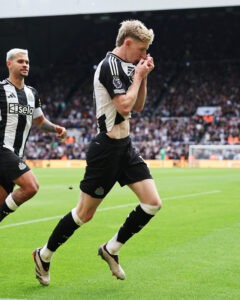 Gordon celebrate goal bs Manchester City