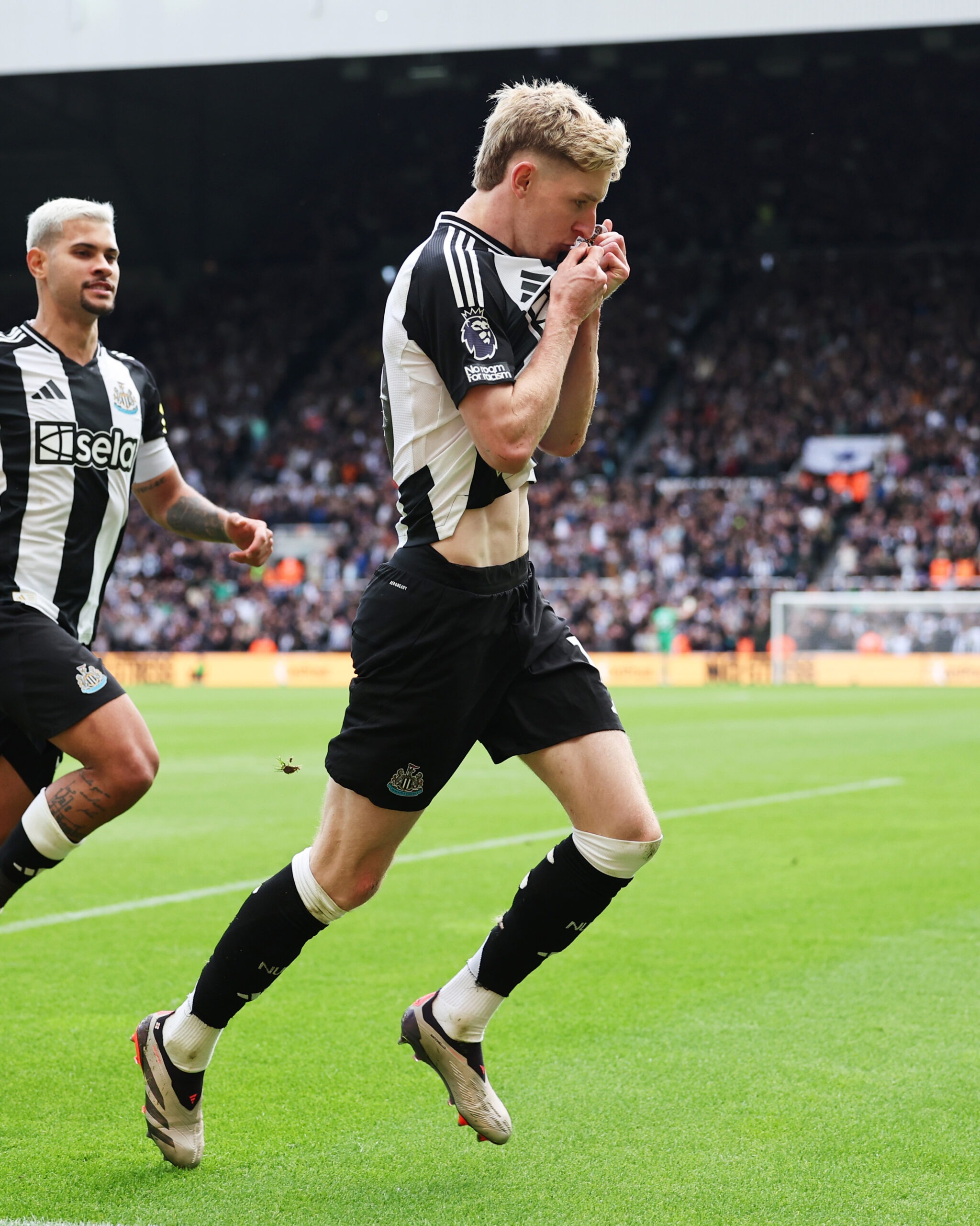 Gordon celebrate goal bs Manchester City 