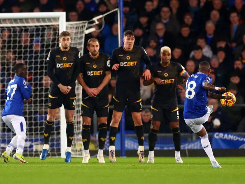 Young break premier league record as Everton defeat Wolves 